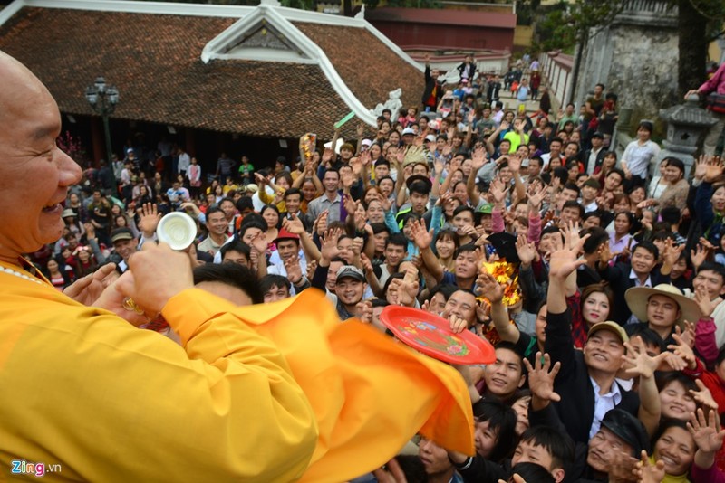 Anh: Hon loan khi tranh loc tai le khai hoi chua Huong-Hinh-6