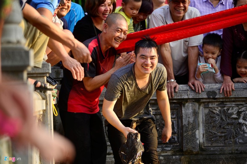 Cuoi be bung voi tro bit mat bat lon o hoi lang Ha Noi-Hinh-11