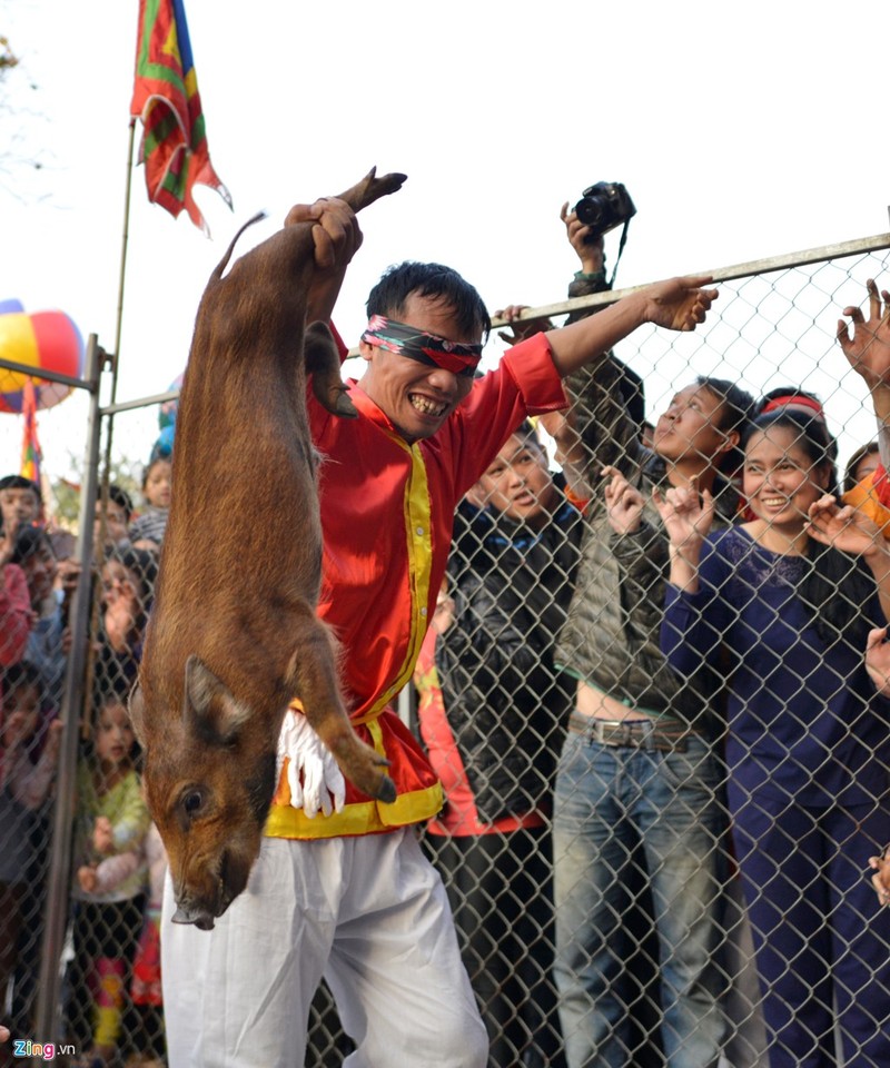 Cuoi be bung voi tro bit mat bat lon o hoi lang Ha Noi-Hinh-17