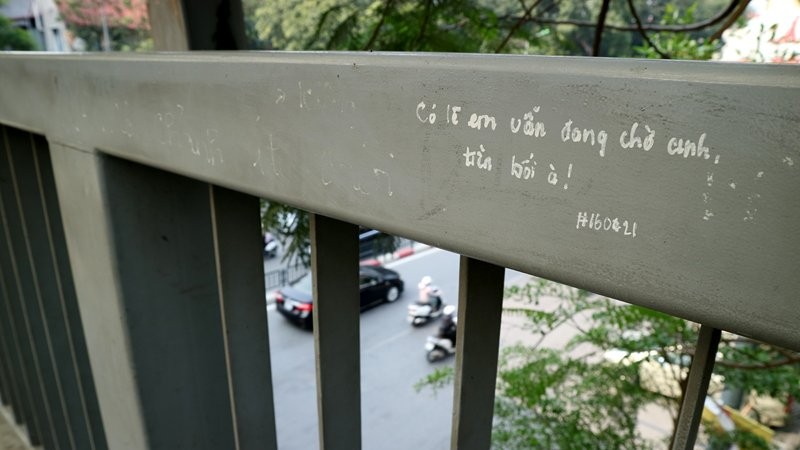 Anh: “Tinh yeu han gi” tren cay cau tram tuoi o Ha Noi-Hinh-12