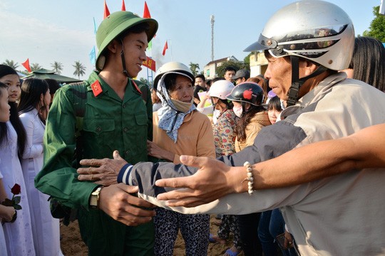 Hon 2.400 thanh nien Quang Ngai len duong nhap ngu-Hinh-2