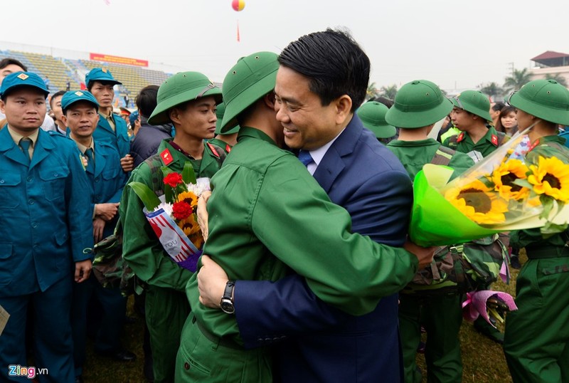 Anh: Tan binh om cham Chu tich Ha Noi truoc luc nhap ngu-Hinh-15