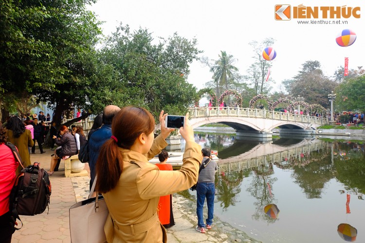 Ha Noi: Nguoi dan va vat cho xem Le hoi hoa hong Bulgaria-Hinh-6