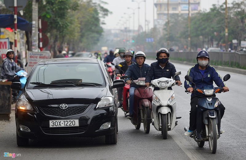 Anh: Ngac nhien canh nguoi di xe may dung lan o Hai Phong-Hinh-2