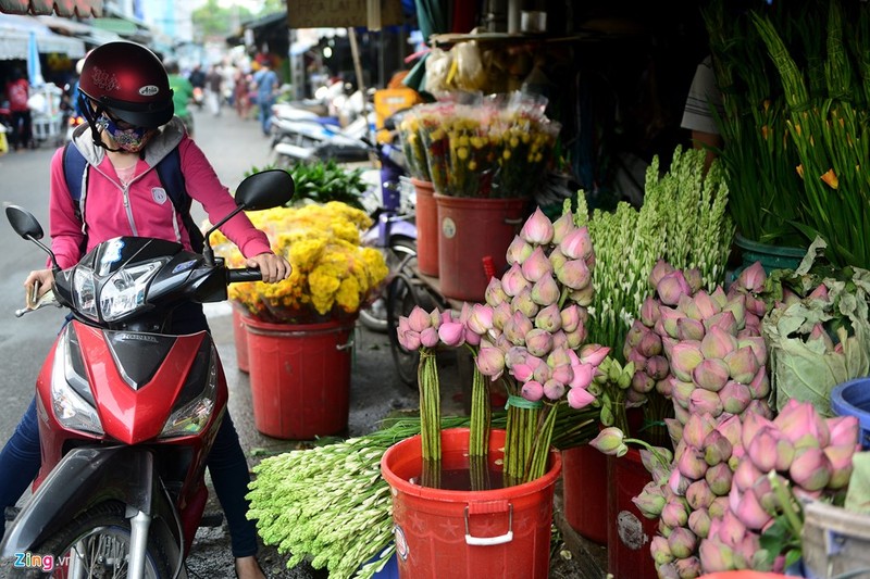 Anh: Via he, long duong bien mat o cho hoa lon nhat Sai Gon-Hinh-5