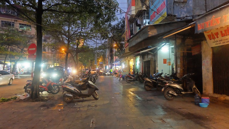 Anh: Via he cac pho an nhau noi tieng Ha Noi gio ra sao?-Hinh-2