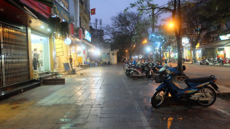 Anh: Via he cac pho an nhau noi tieng Ha Noi gio ra sao?-Hinh-3