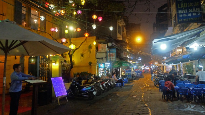 Anh: Via he cac pho an nhau noi tieng Ha Noi gio ra sao?-Hinh-9