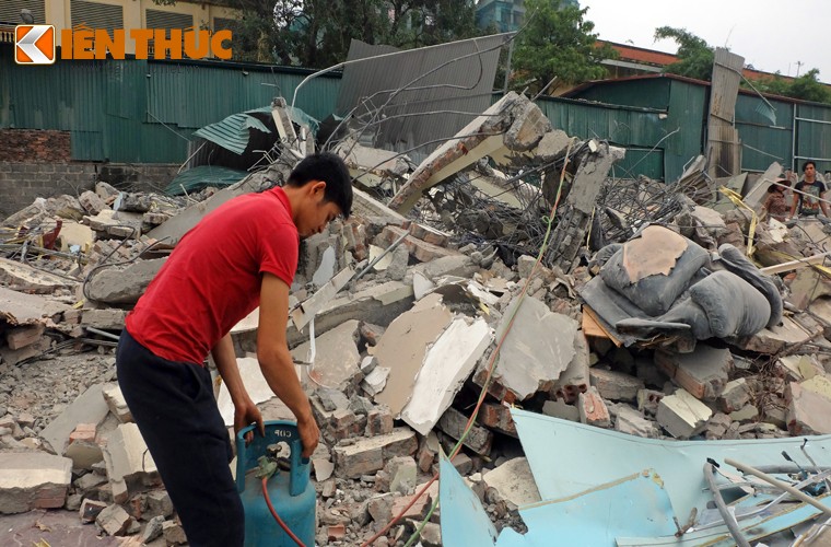 Anh: Nguoi dan “thau” bai dong nat khong lo tren via he Ha Noi-Hinh-10