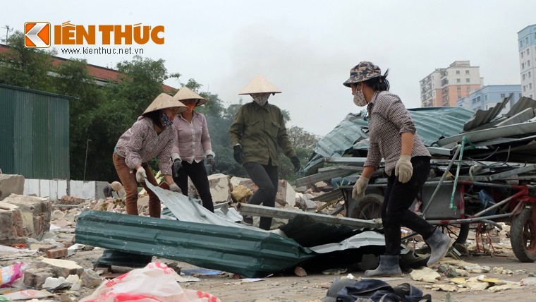 Anh: Nguoi dan “thau” bai dong nat khong lo tren via he Ha Noi-Hinh-12