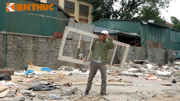 Anh: Nguoi dan “thau” bai dong nat khong lo tren via he Ha Noi-Hinh-16