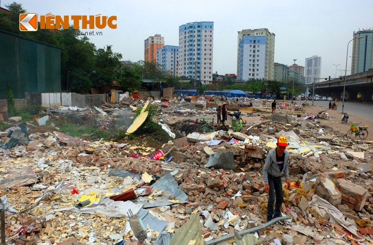 Anh: Nguoi dan “thau” bai dong nat khong lo tren via he Ha Noi-Hinh-19