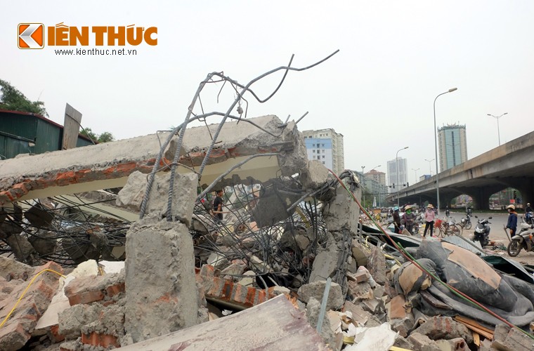 Anh: Nguoi dan “thau” bai dong nat khong lo tren via he Ha Noi-Hinh-2