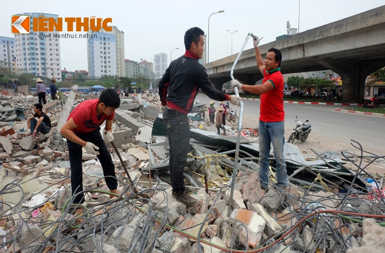 Anh: Nguoi dan “thau” bai dong nat khong lo tren via he Ha Noi-Hinh-4