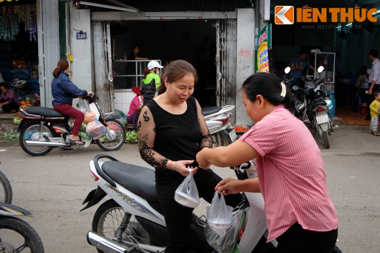 Anh: Nguoi Ha Noi xep hang dai mua banh troi banh chay-Hinh-16