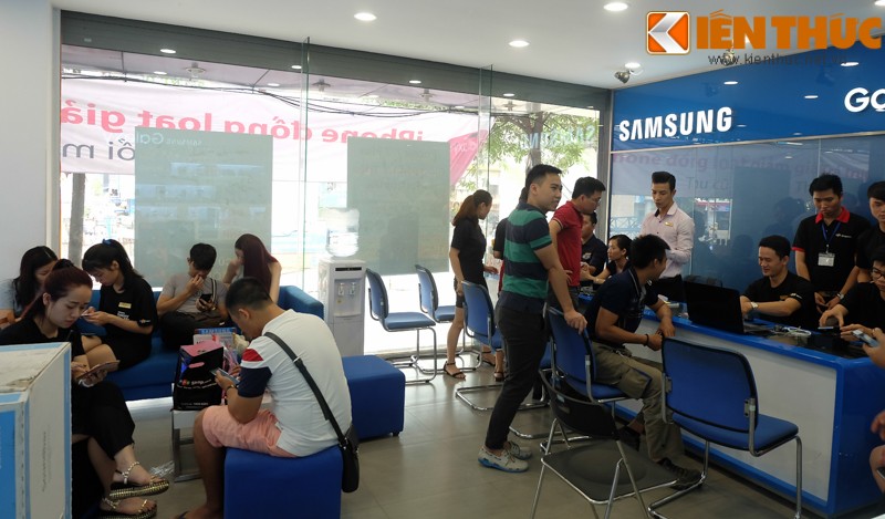 Nhon nhip di mua hang “nong” Samsung Galaxy S8 Plus vua len ke-Hinh-2