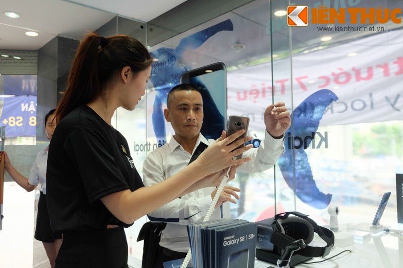Nhon nhip di mua hang “nong” Samsung Galaxy S8 Plus vua len ke-Hinh-5