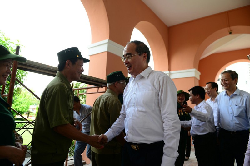 Anh: Tan Bi thu TP HCM Nguyen Thien Nhan tham Ben Nha Rong-Hinh-8