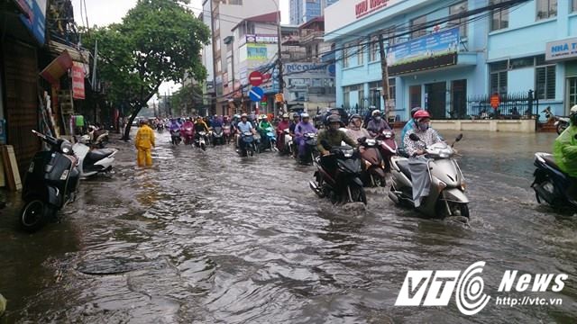 Anh: Ha Noi ngap nhu song sau con mua giong nhu trut-Hinh-7