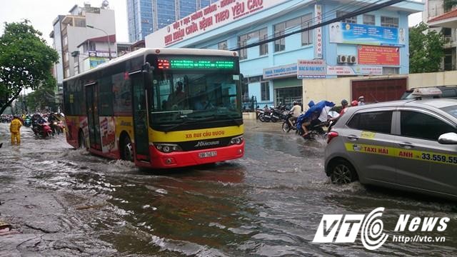 Anh: Ha Noi ngap nhu song sau con mua giong nhu trut-Hinh-8