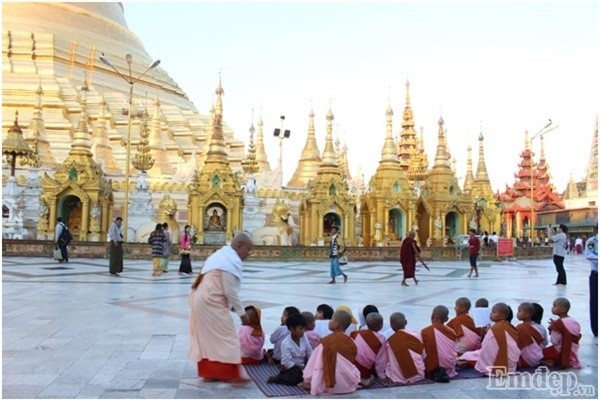 Don binh minh tai ngoi chua thieng nhat Myanmar-Hinh-4