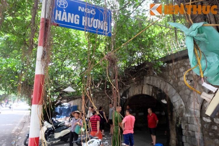 Anh: Can canh 127 vom cau o pho co Ha Noi sap duc thong-Hinh-8