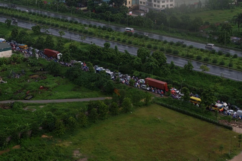 Mua trang troi, dong xe “chon chan” vi duong Ha Noi ngap-Hinh-3