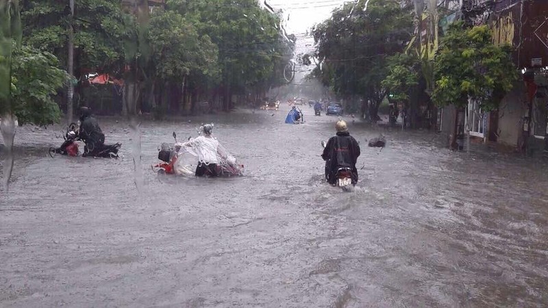 Mua trang troi, dong xe “chon chan” vi duong Ha Noi ngap-Hinh-6