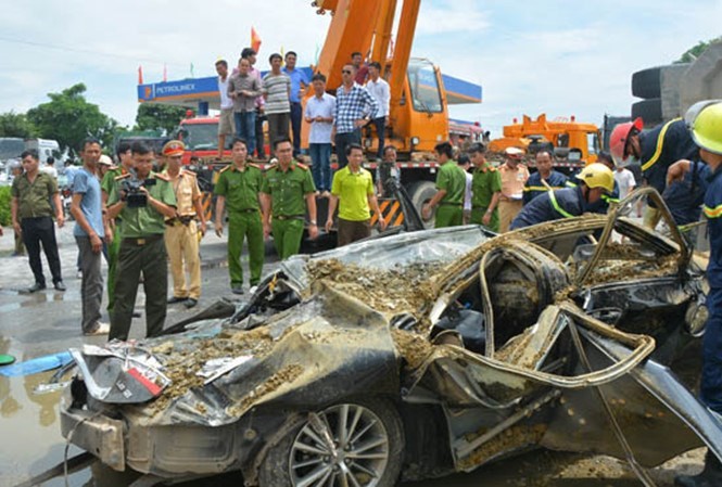 Diem nong 24h: Xu ly xay dung trai phep tren vinh Bai Tu Long-Hinh-2