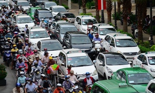 Ha Noi dong bo mau xe taxi: Doanh nghiep lo mat thuong hieu