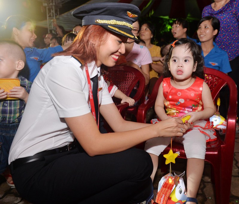 Hanh khach bat ngo den ngo ngang cung Vietjet vui don Trung thu-Hinh-6