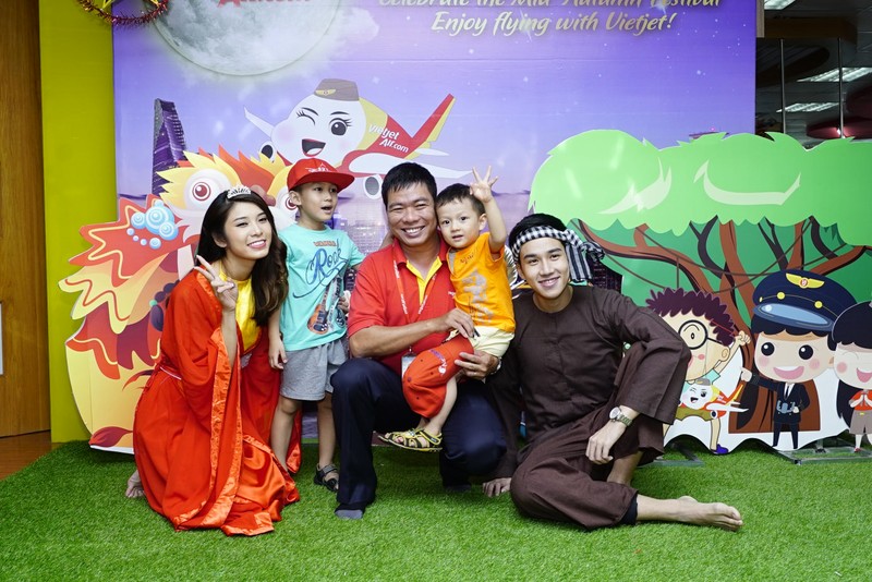 Hanh khach bat ngo den ngo ngang cung Vietjet vui don Trung thu-Hinh-9