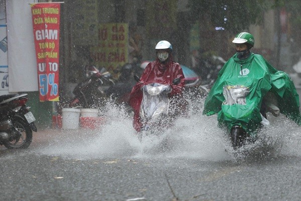 Thoi tiet ngay 7/8: Ap thap giua Bien Dong, mua lon khap ca nuoc