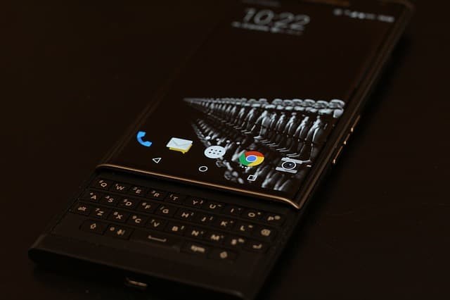Smartphone 5G ban phim QWERTY gop cong “hoi sinh” BlackBerry-Hinh-9