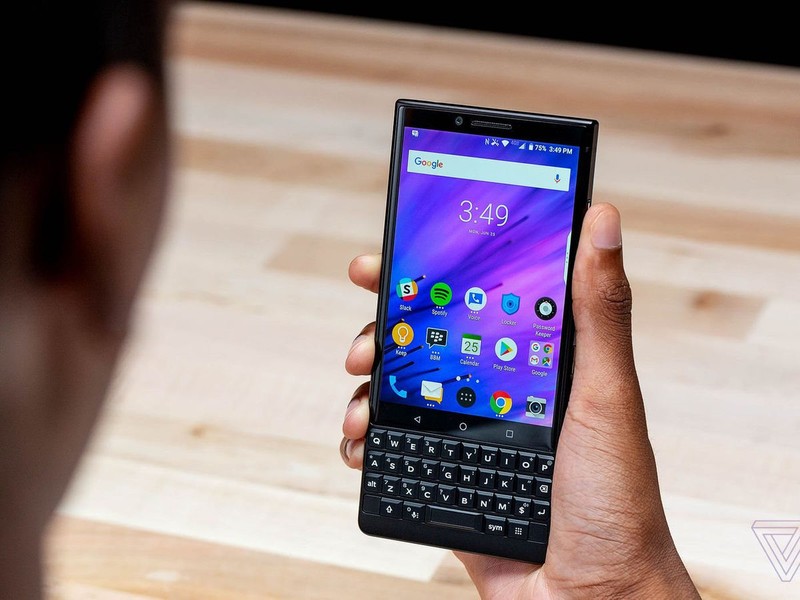 Smartphone 5G ban phim QWERTY gop cong “hoi sinh” BlackBerry