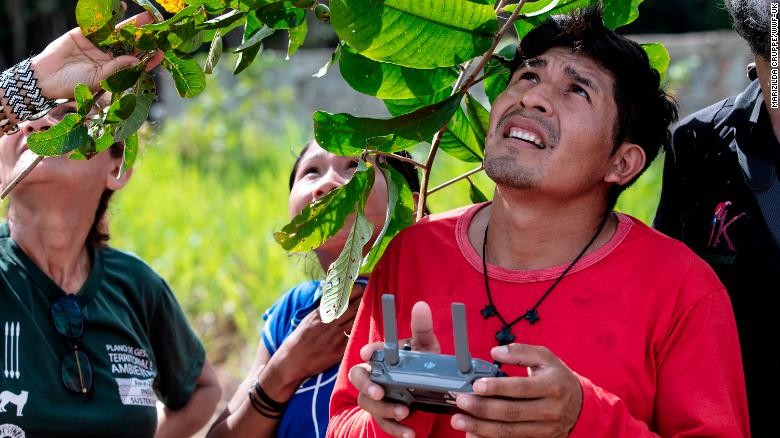 Toc nguoi nguyen thuy o Amazon biet dung drone de bao ve... 