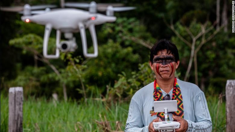 Toc nguoi nguyen thuy o Amazon biet dung drone de bao ve... 