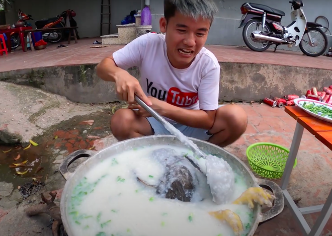 Con trai Ba Tan Vlog bi phat nang vi nau chao ga nguyen long-Hinh-5