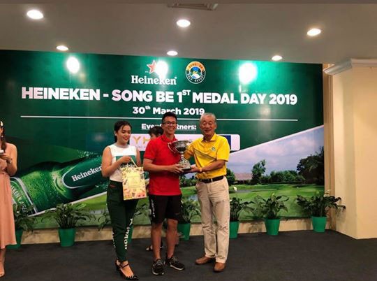 Matt Liu tren san golf chuan nam than khien Huong Giang dieu dung-Hinh-12