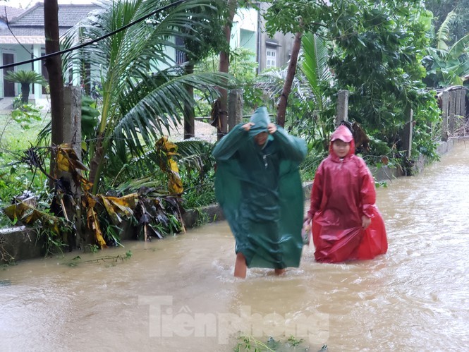 Ngap sau ca met, nhieu nguoi Da Nang loi nuoc, cheo thuyen ca km de di cho-Hinh-11