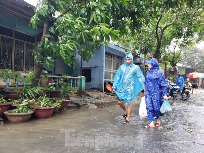 Ngap sau ca met, nhieu nguoi Da Nang loi nuoc, cheo thuyen ca km de di cho-Hinh-2