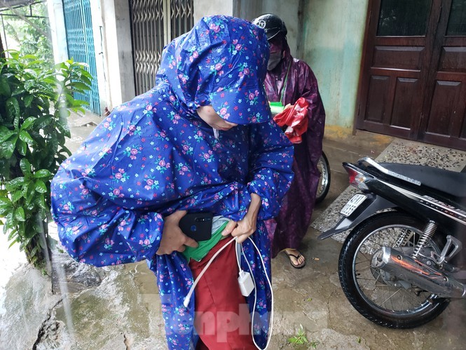 Ngap sau ca met, nhieu nguoi Da Nang loi nuoc, cheo thuyen ca km de di cho-Hinh-3