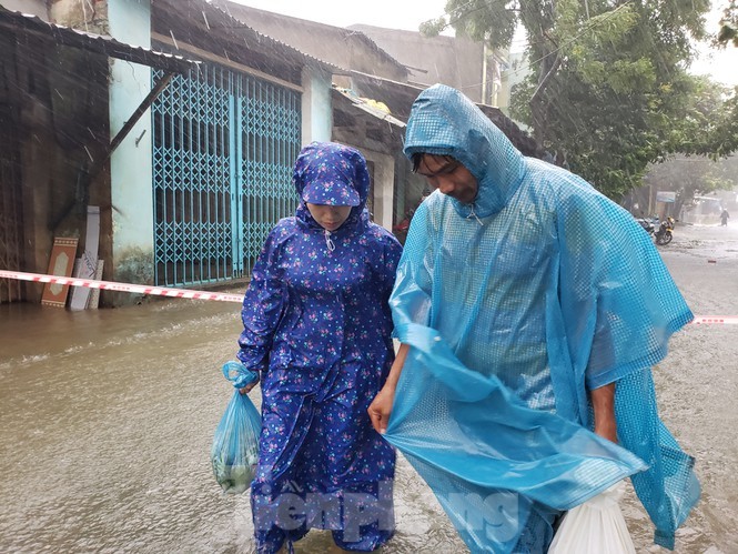 Ngap sau ca met, nhieu nguoi Da Nang loi nuoc, cheo thuyen ca km de di cho-Hinh-4