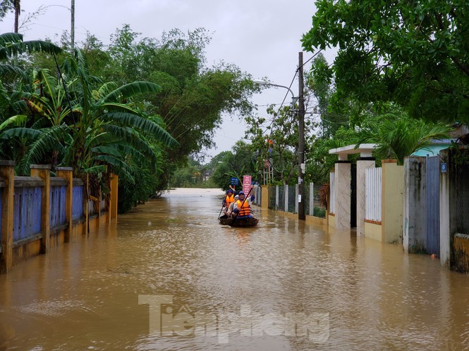 Ngap sau ca met, nhieu nguoi Da Nang loi nuoc, cheo thuyen ca km de di cho-Hinh-7