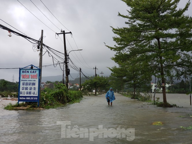 Ngap sau ca met, nhieu nguoi Da Nang loi nuoc, cheo thuyen ca km de di cho