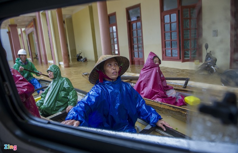 Luc luong cuu nan vao tan nha don nguoi dan di tranh lu-Hinh-10