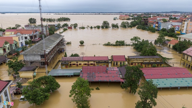 Luc luong cuu nan vao tan nha don nguoi dan di tranh lu