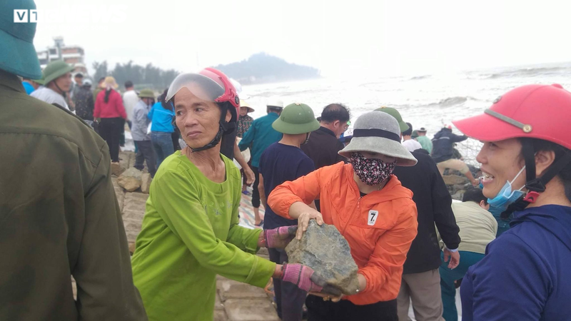 Nguoi Ha Tinh dam mua cuu ke bien truoc bao 