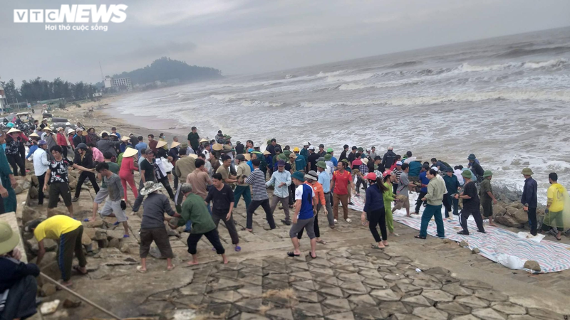 Nguoi Ha Tinh dam mua cuu ke bien truoc bao 