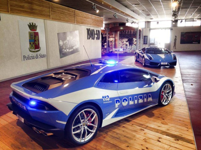 Cảnh sát Ý được tặng siêu xe Lamborghini Huracan 6 tỷ đồng | Xe |  